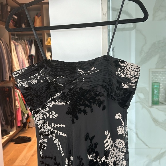 Never worn!! Gorgeous gown by Shelli Segal Laundry - Picture 5 of 10